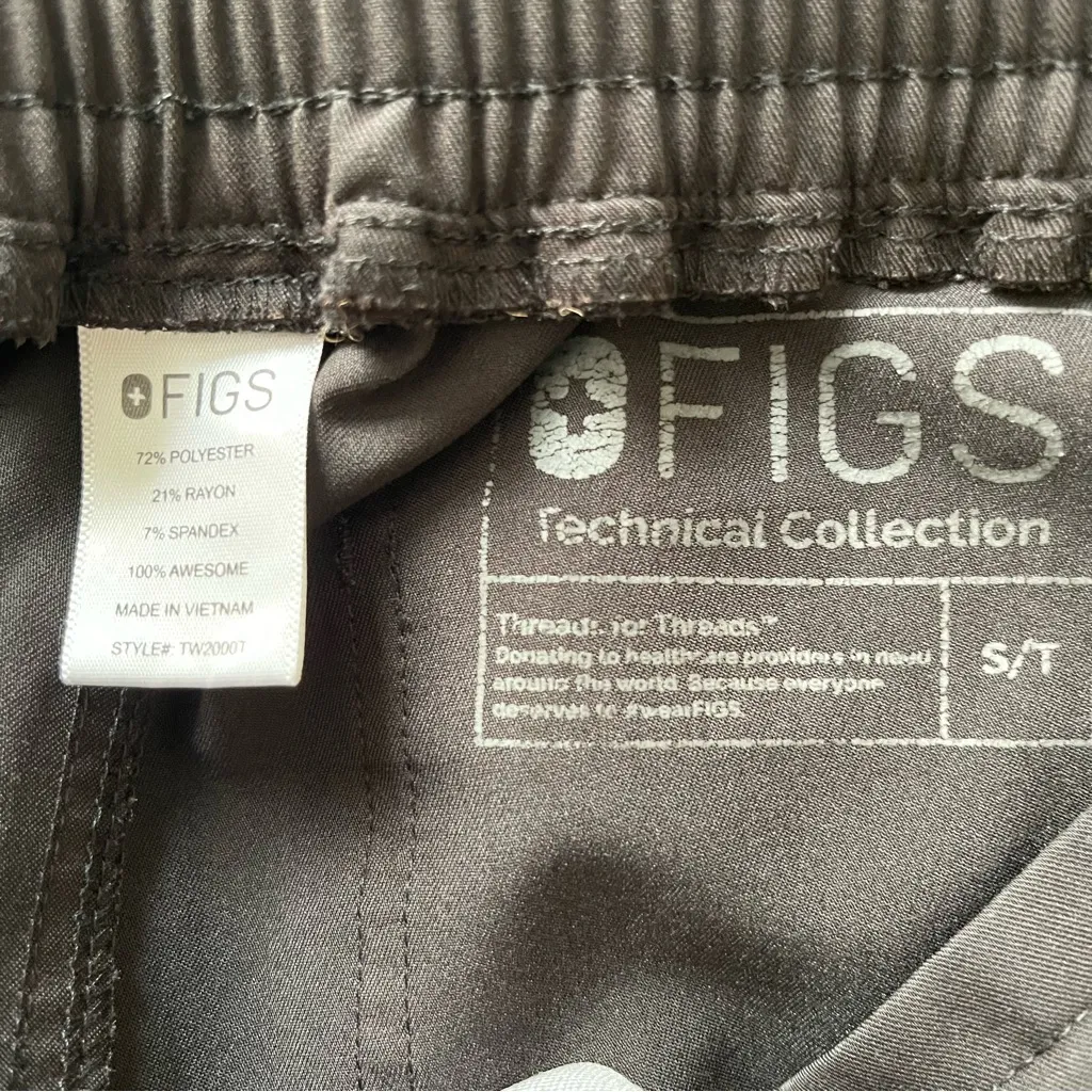 FIGS. Women's Black Cargo Pants - Image 4