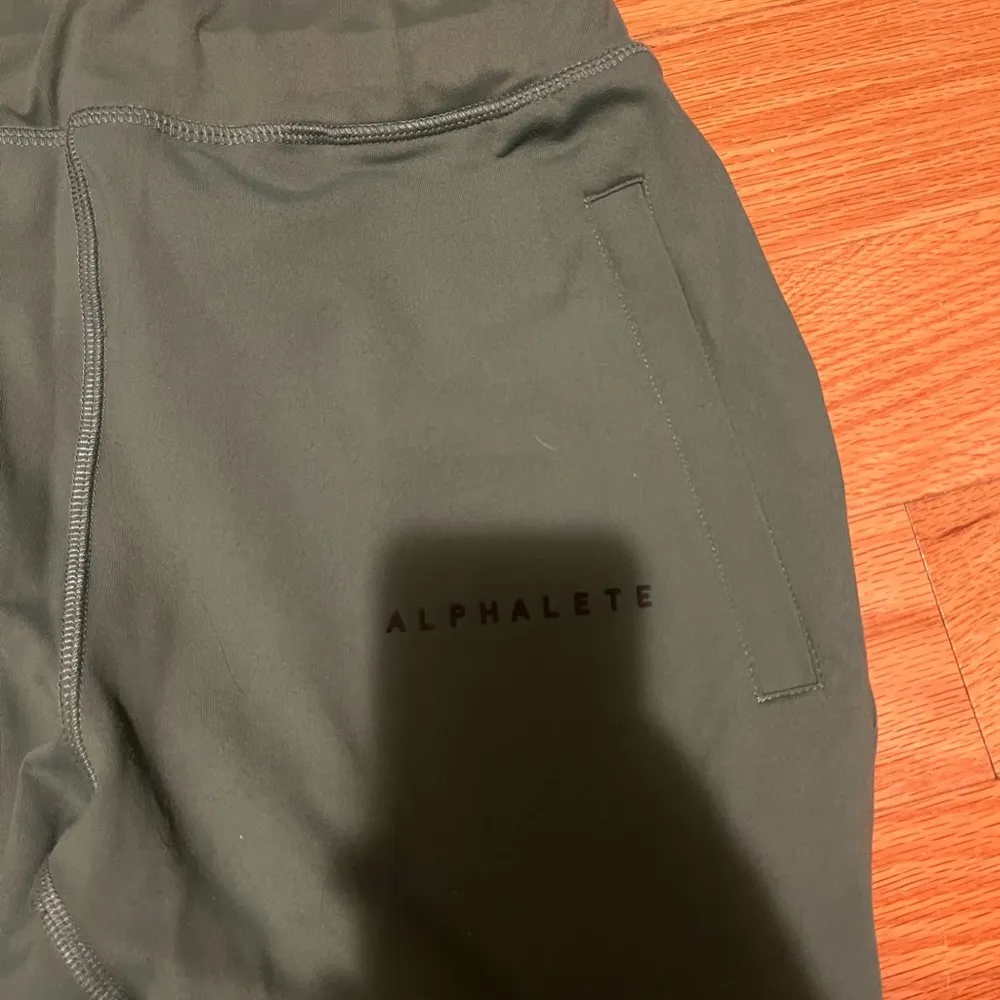 Alphalete  green trace joggers size small - Image 3