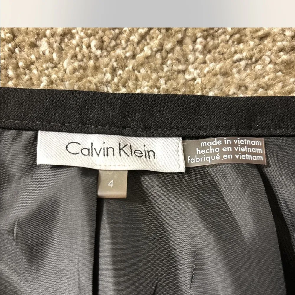 Calvin Klein pencil skirt. Great condition. Size 4 - Image 3
