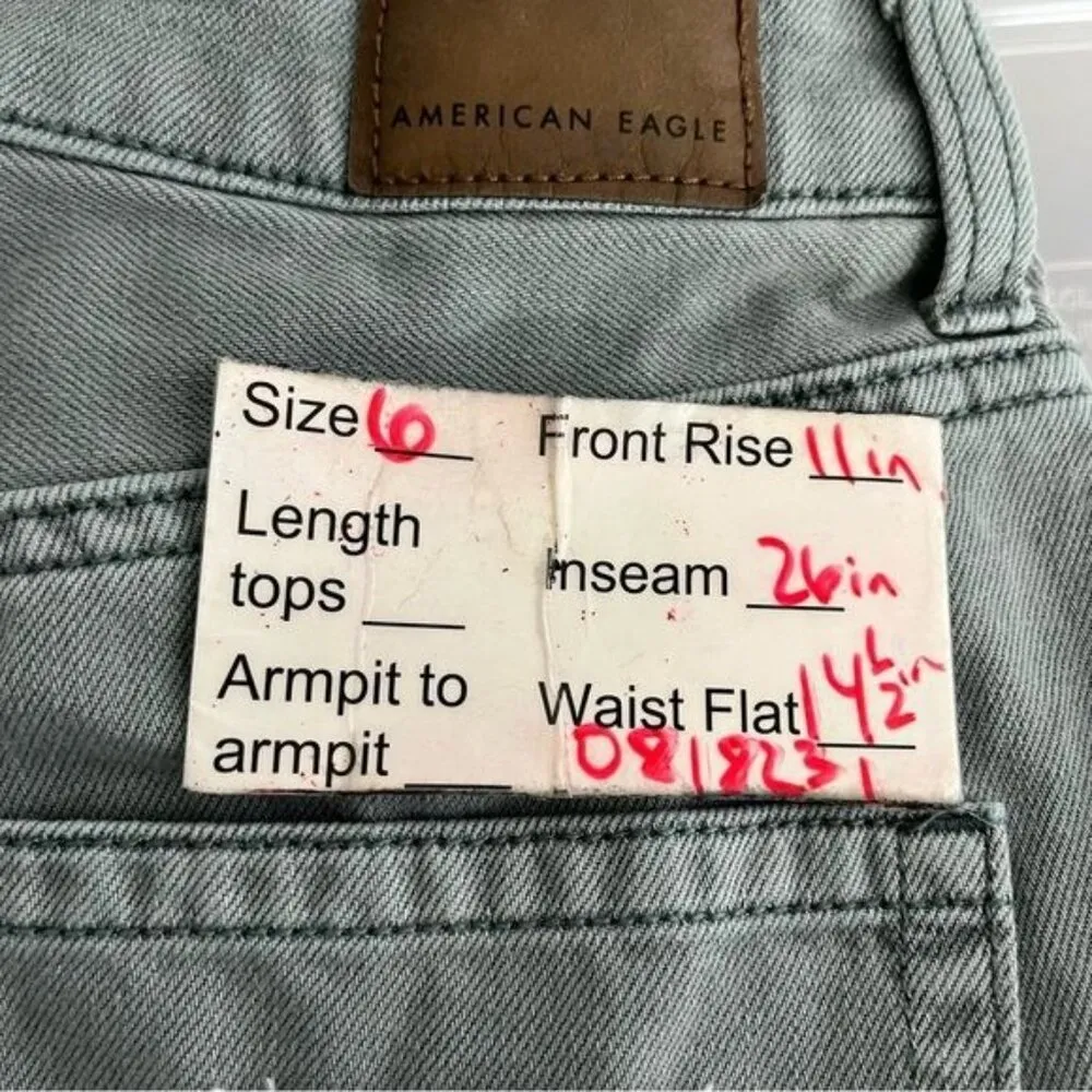 American Eagle distressed ripped high waisted light Wash mom jeans size 6 short - Image 13