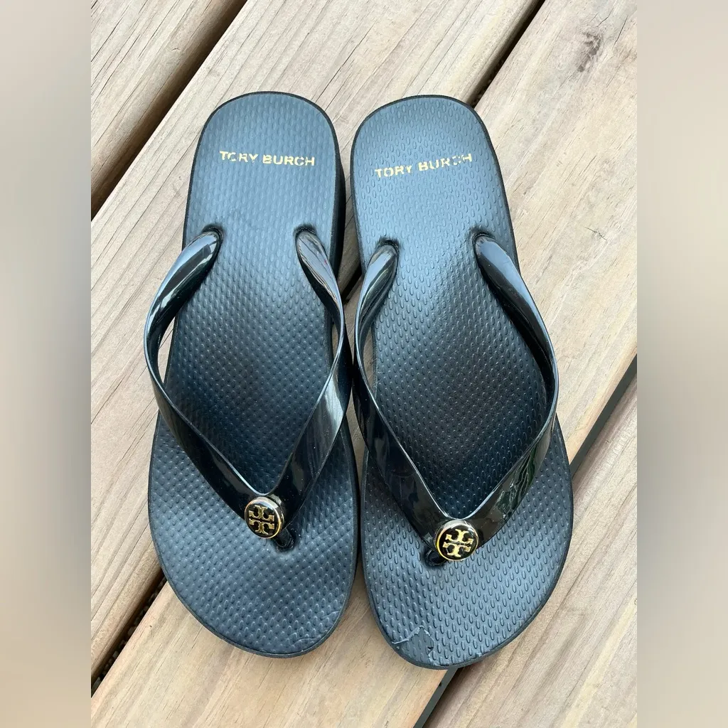 Tory Burch Black Flip Flops🏖️☀️ - Image 3