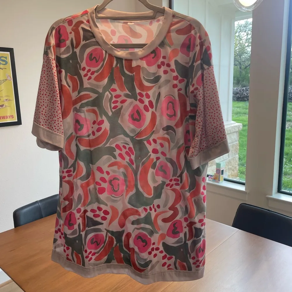Floral Patterned Top with Pink and Orange Accents Size XL - Image 2