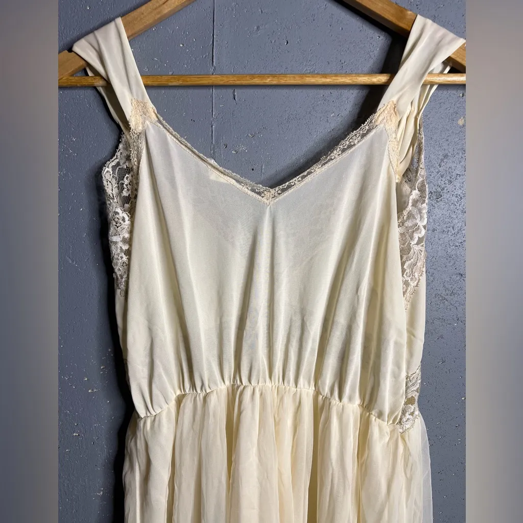 Vintage nightgown with lace detailing in size Small - Image 5