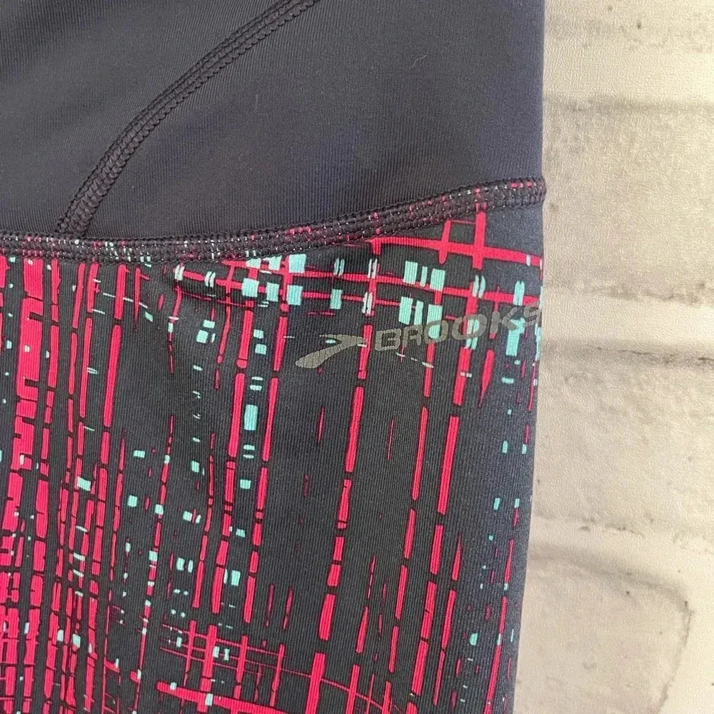 Women’s Brooks Capri length multi-colored leggings, medium - Image 3