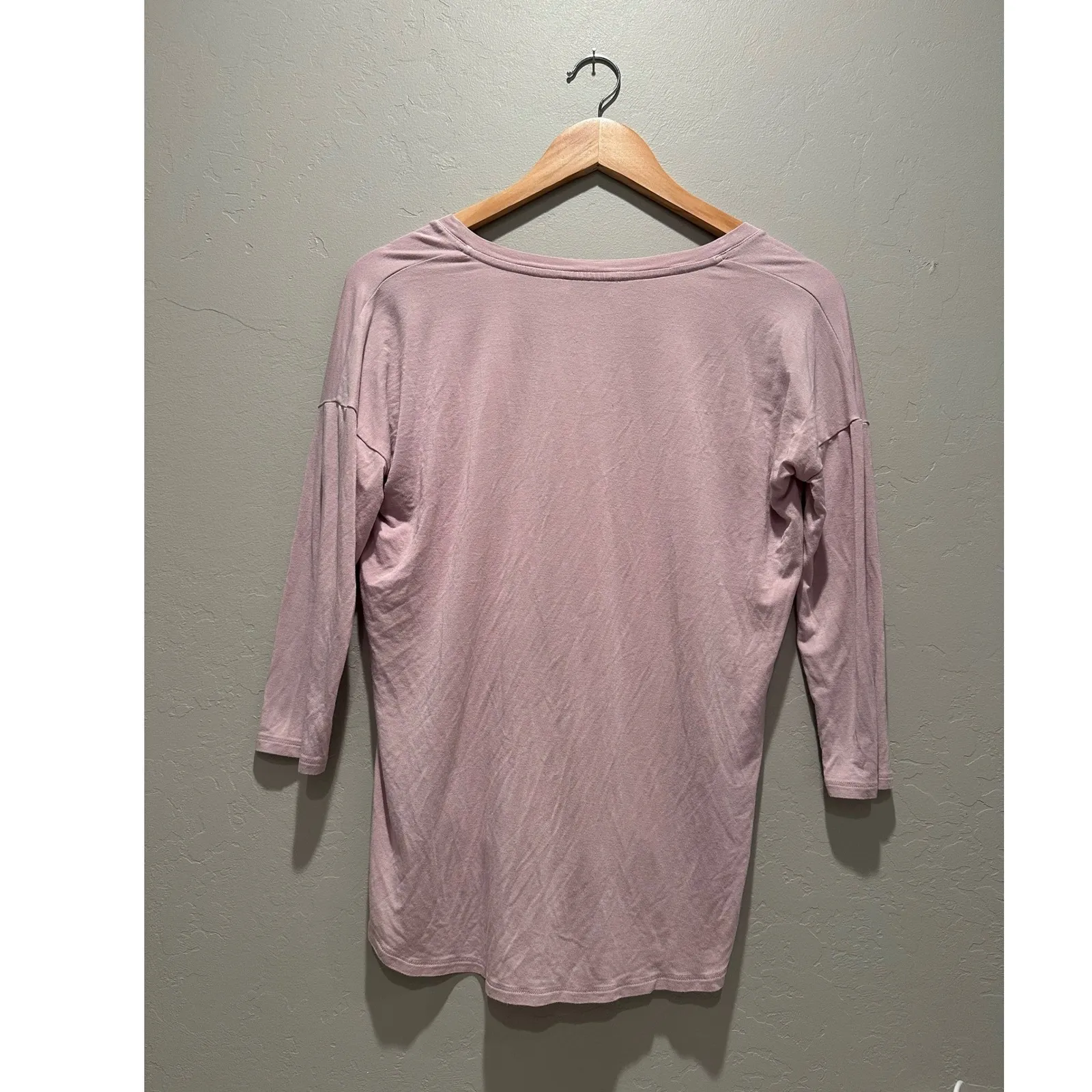 Aritzia Babaton Blush Pink Norris T-Shirt Top Size XS Slouchy Casual V-Neck - Image 3