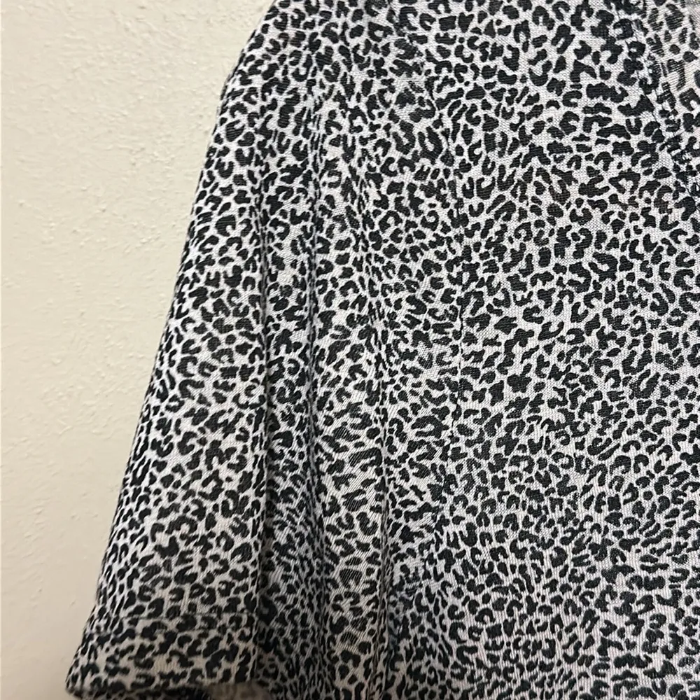 Athleta Breezy Scoop V-neck Short Sleeve Pullover Tee Shirt in Micro‎ Cheetah - Image 3