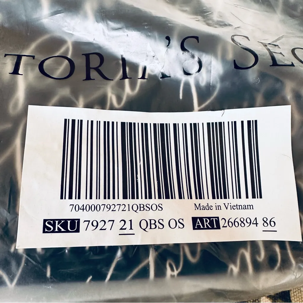 Victoria’s Secret logo weekender tote - Image 10