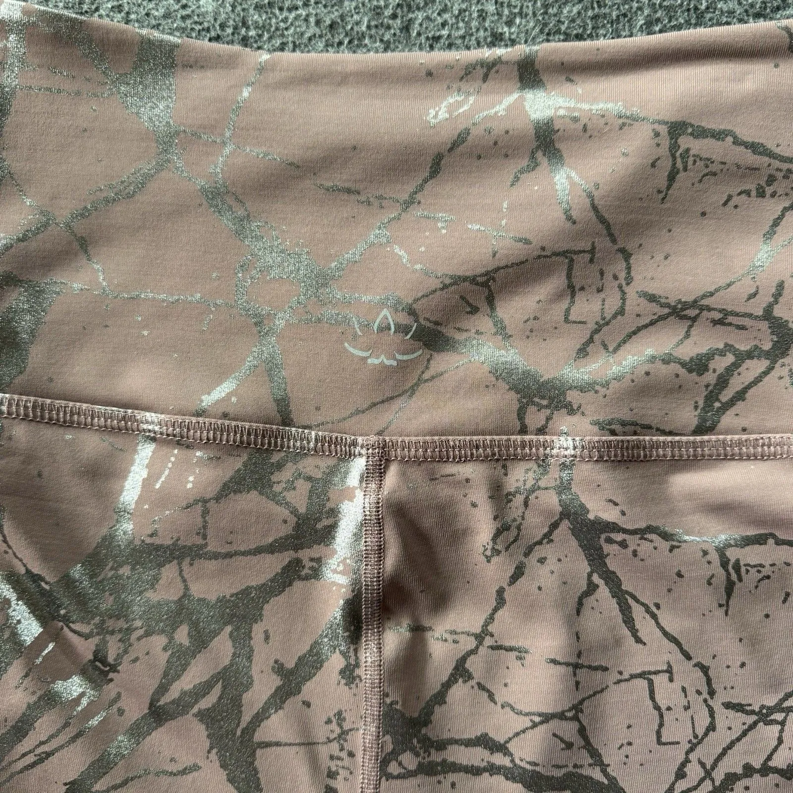 BEYOND YOGA Lost Your Marbles Legging in Mauve Pink & Silver Marble Medium EUC - Image 7