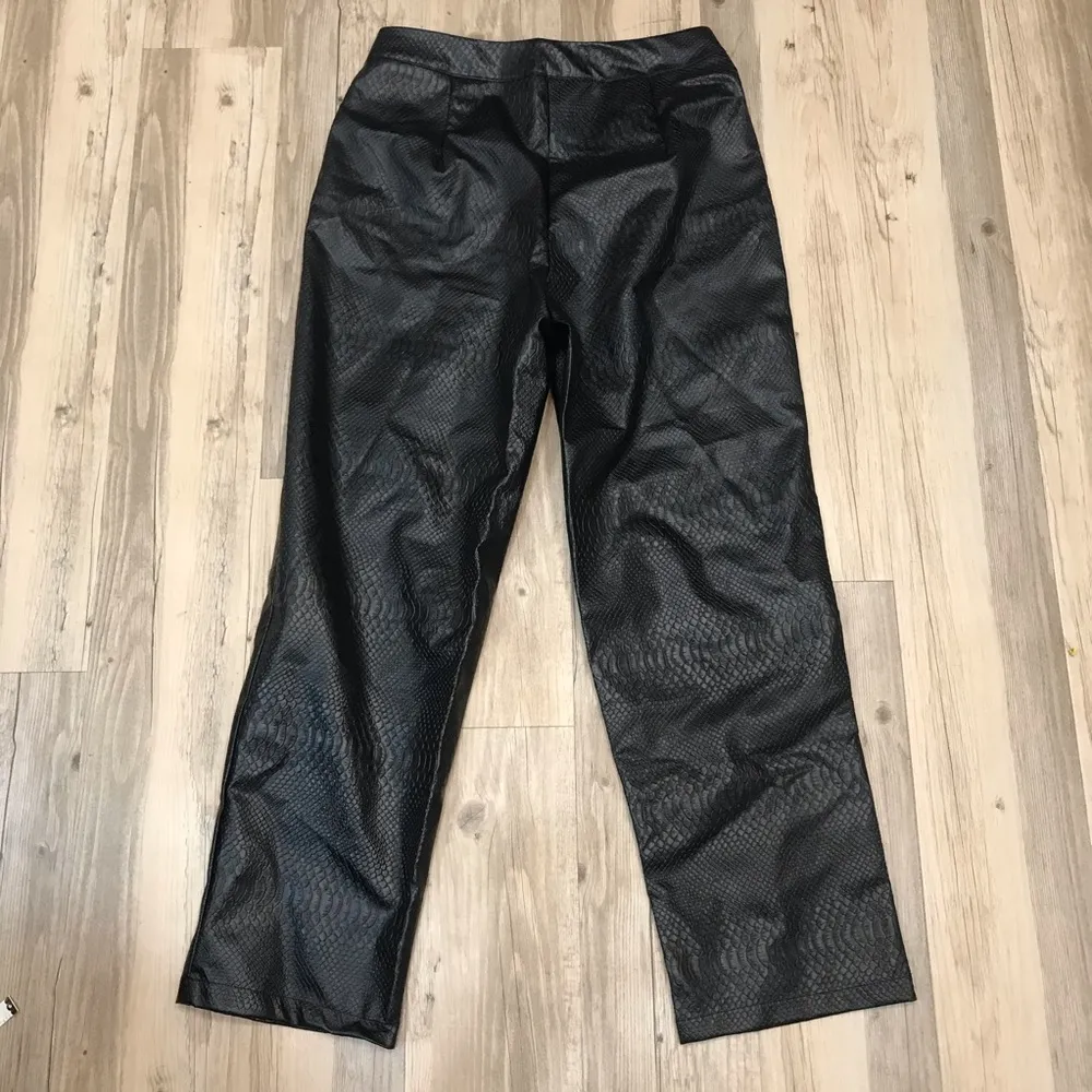 NWT Nasty Gal Black Faux Leather cropped pants sz 6 - Image 8