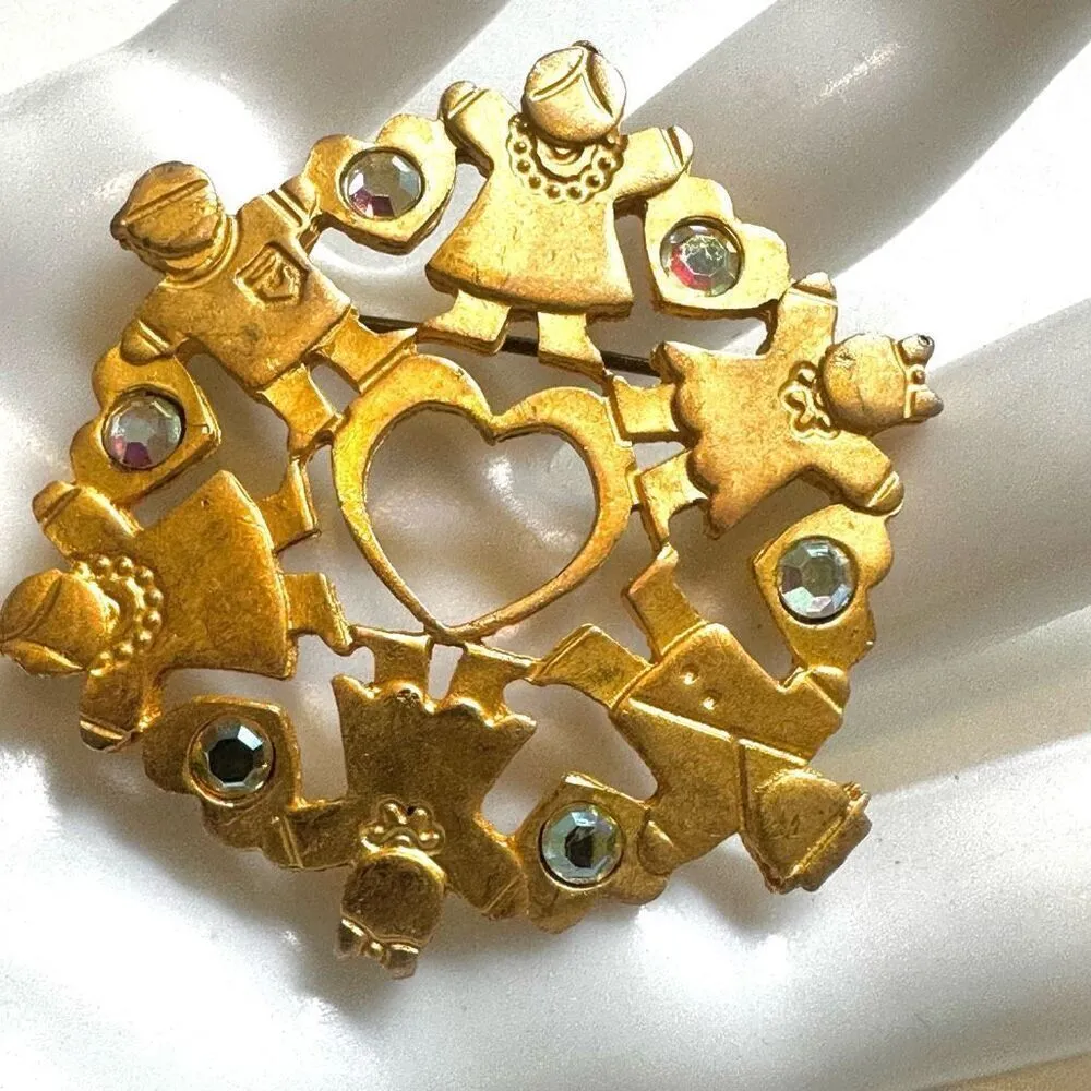 Newpro holding our hearts gold tone brooch - Image 3