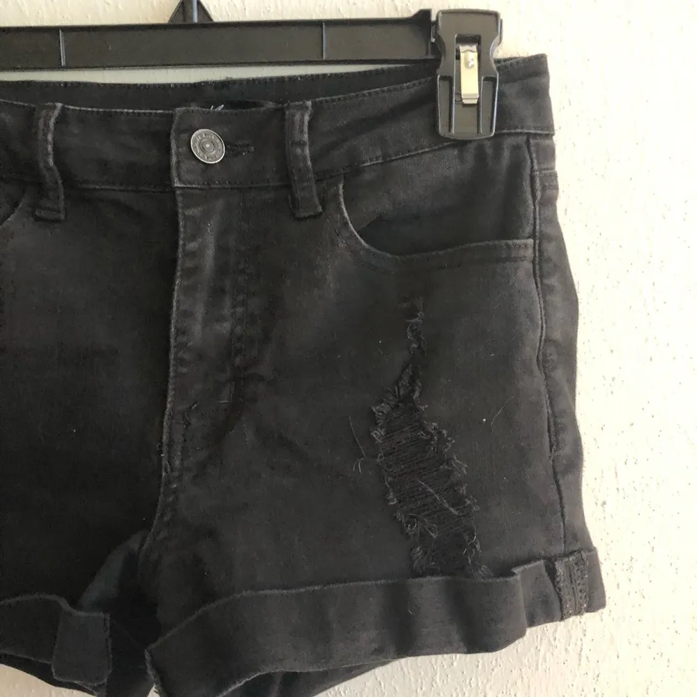 KanCan Shorts Distressed Black Denim Rolled Up Shorts Sz 5/26 EUC Style KC6036BK - Image 3