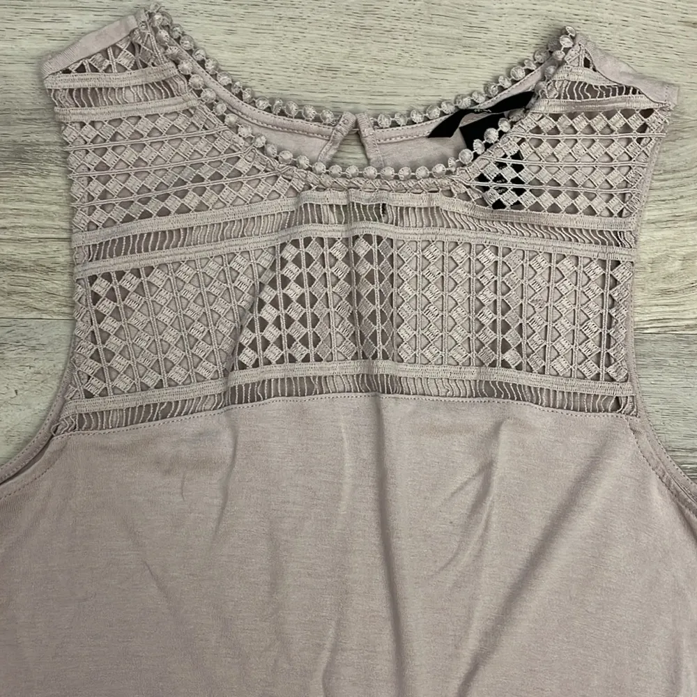 Light Purple Sleeveless Keyhole Back Lace Detail Tank Top Size XS - Image 8