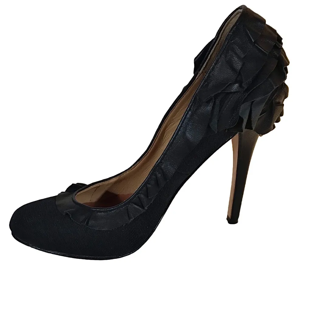 BADGLEY MISCHKA BLACK FABRIC & LEATHER RUFFLES CLASSIC PUMP HEELS (6.5M) - Image 9