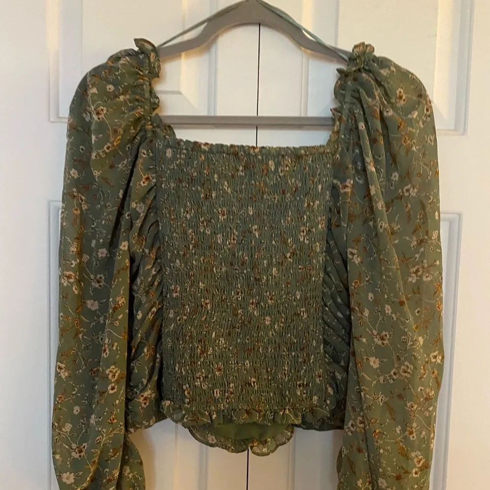 ASTR the Label Sage Green and Brown Floral Ruched Square Neck Top, Size Medium - Image 9