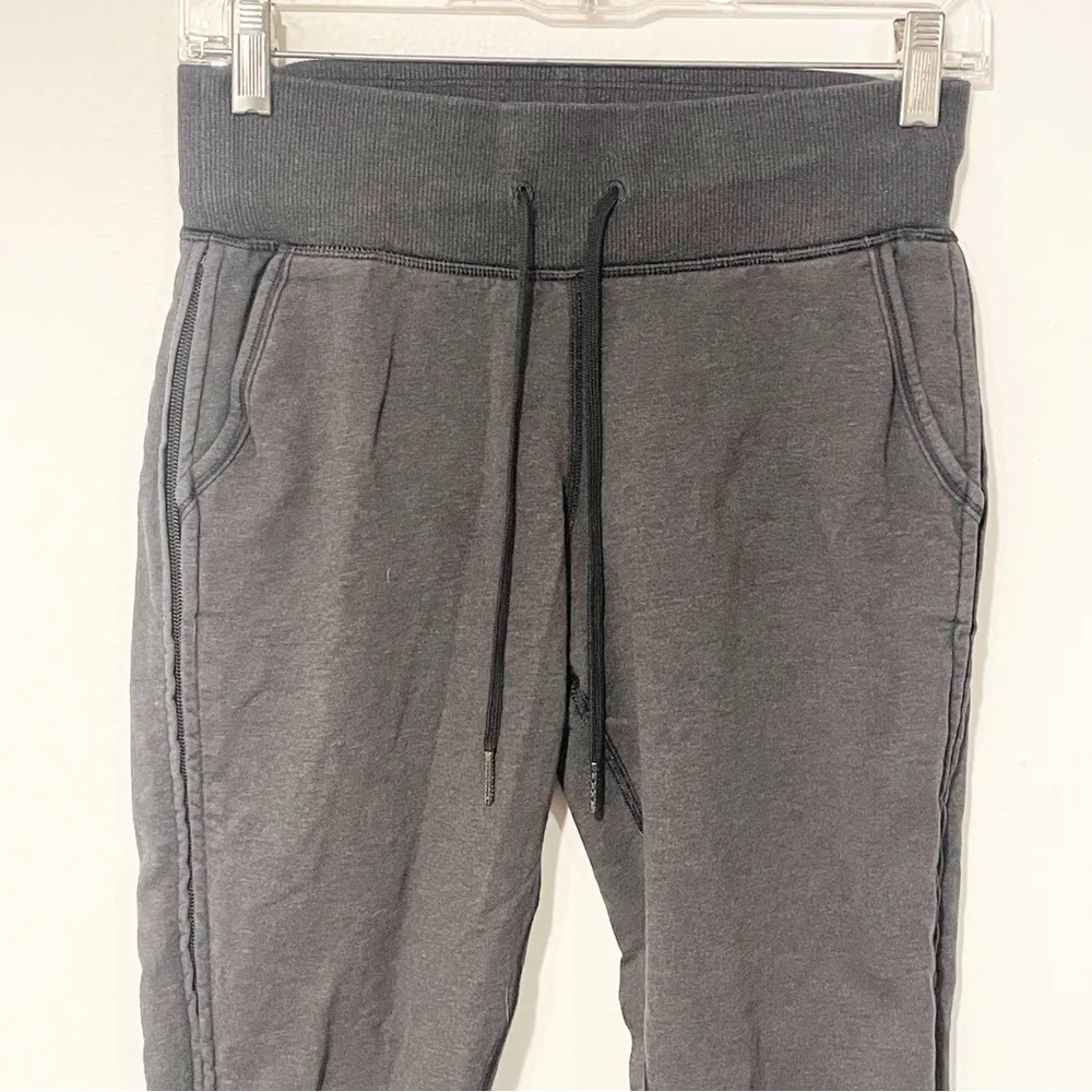 Lululemon Size 4 Dark Grey Full Zip Up Leg Athletic Sweatpants Jogger Drawstring - Image 2