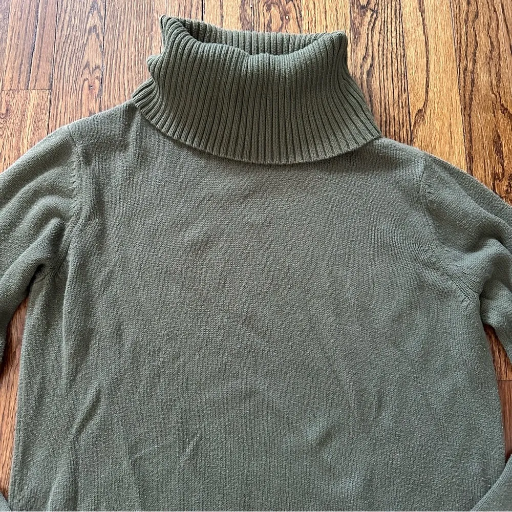🦋 Women’s H by Halston Olive Green Turtleneck Sweater Medium M - Image 3