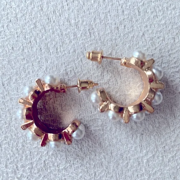 Thick Pearl huggie earrings - Image 5