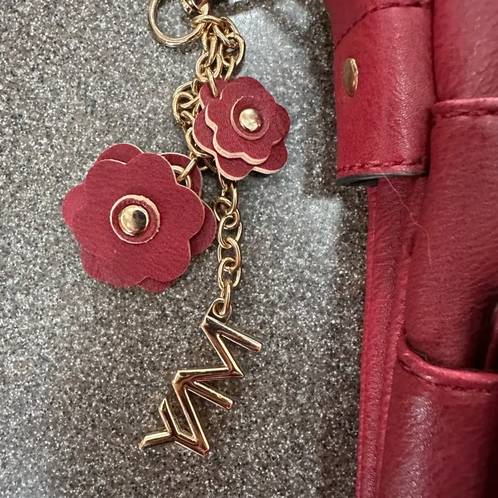 Marc New York Andrew Marc crossbody purse, dark red, a lot of pockets - Image 2