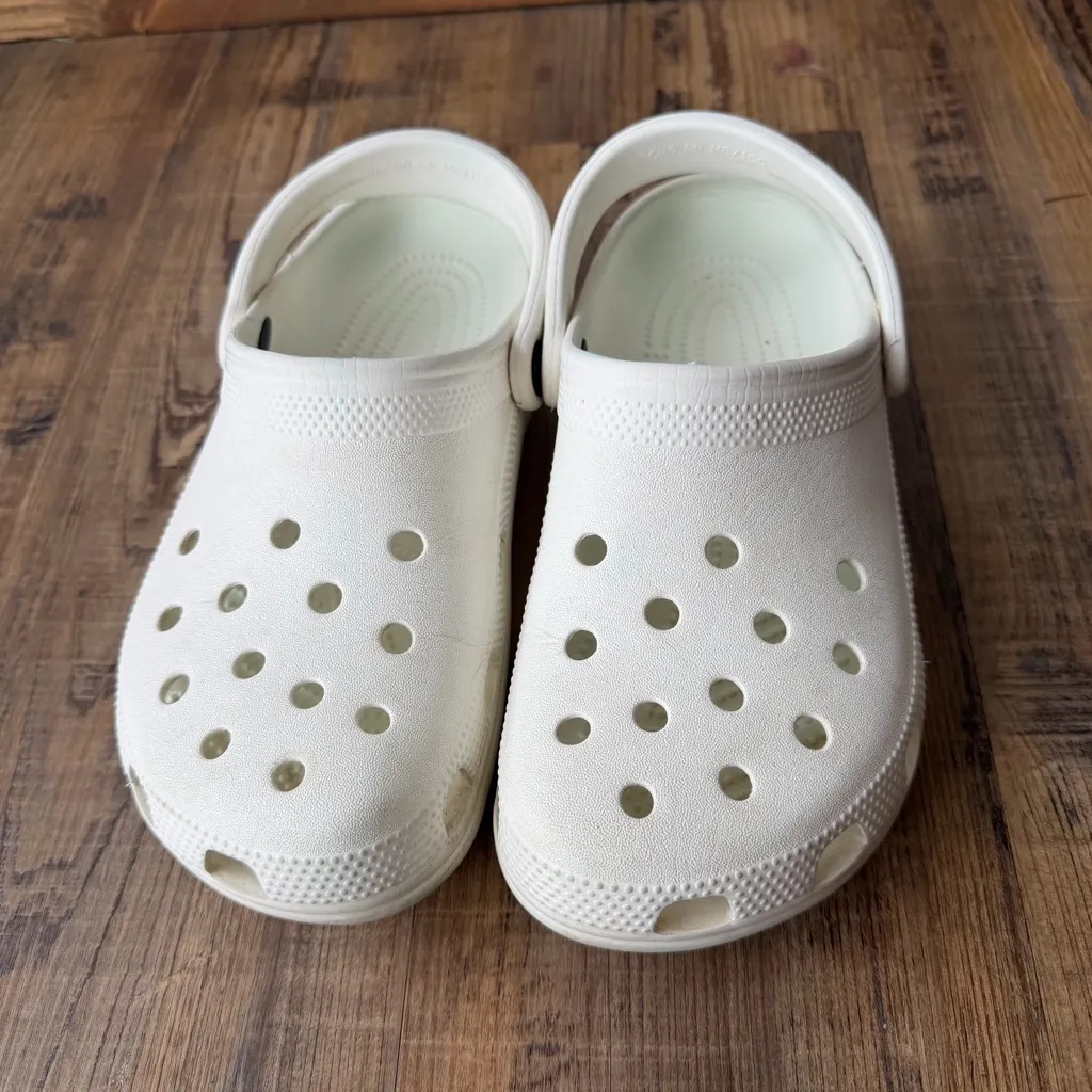 Crocs  White Classic Clogs Slip On Comfort Shoes Lightweight M5/W7 - Image 2