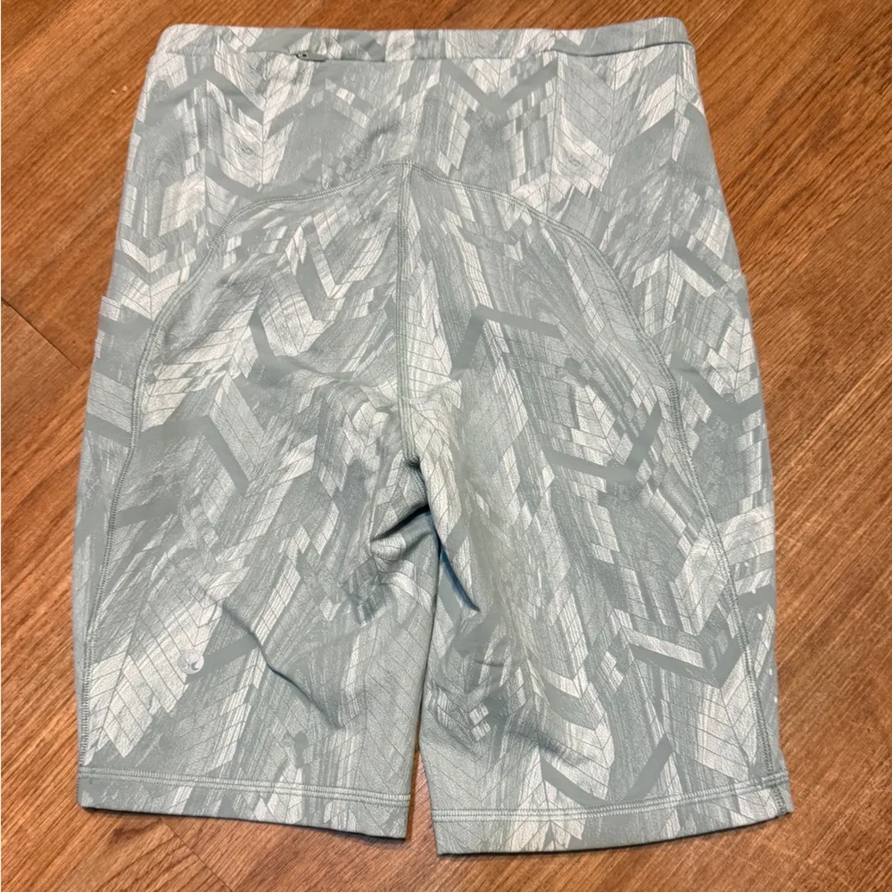 Lululemon NWOT  biker shorts - Image 2