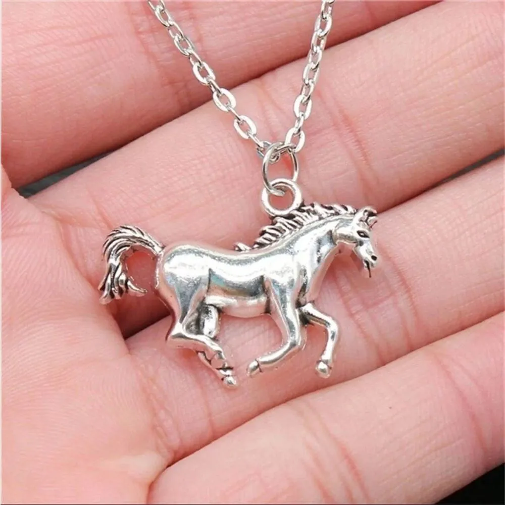Antique silver look vintage horse style necklace! New - Image 5