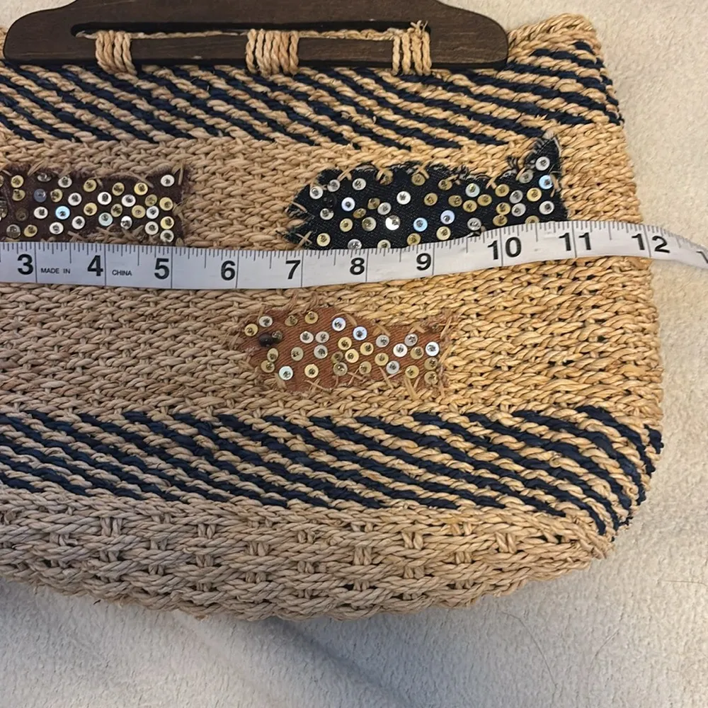 STRAW BAG WITH WOODEN HANDLES FISH DESIGN WTH NLING ON FRONT
NAVY BLUE AND TAN - Image 9