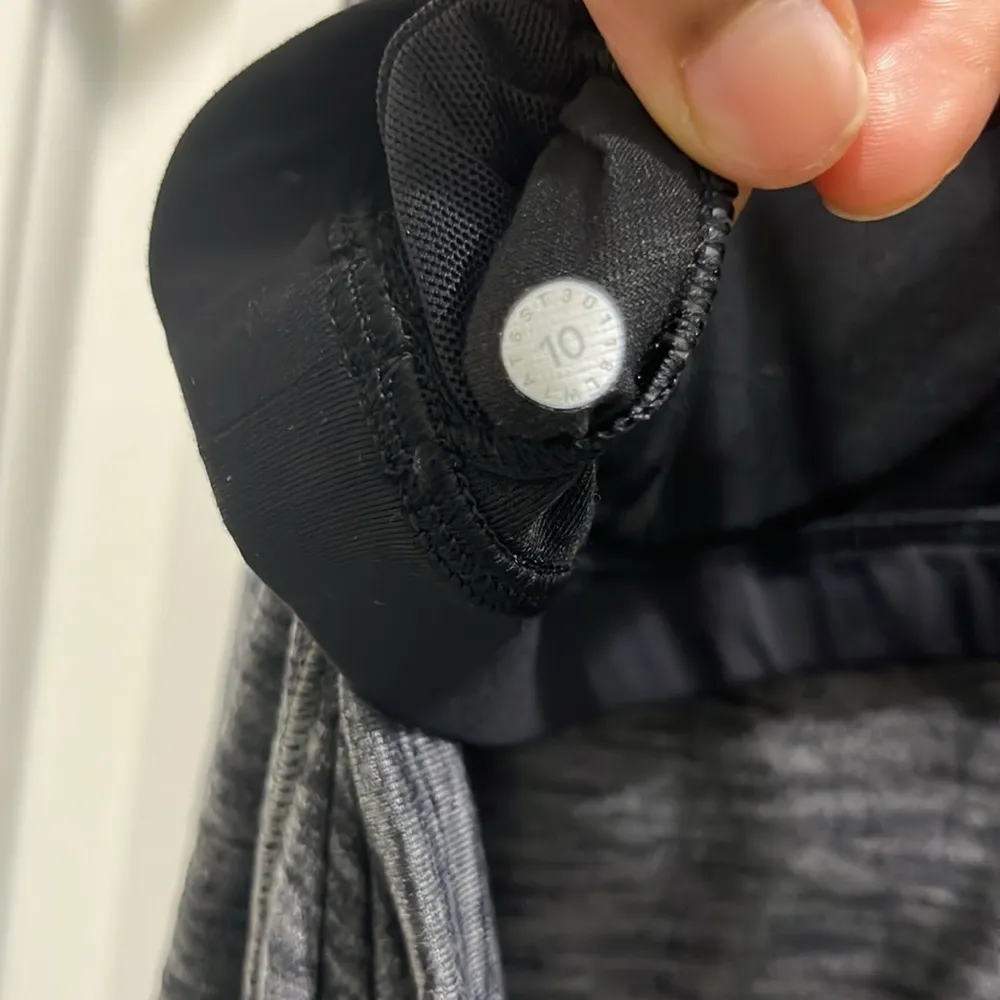 Lululemon Slay the Studio 2-in-1 Tank Gray & Black Sz 10 - Image 8