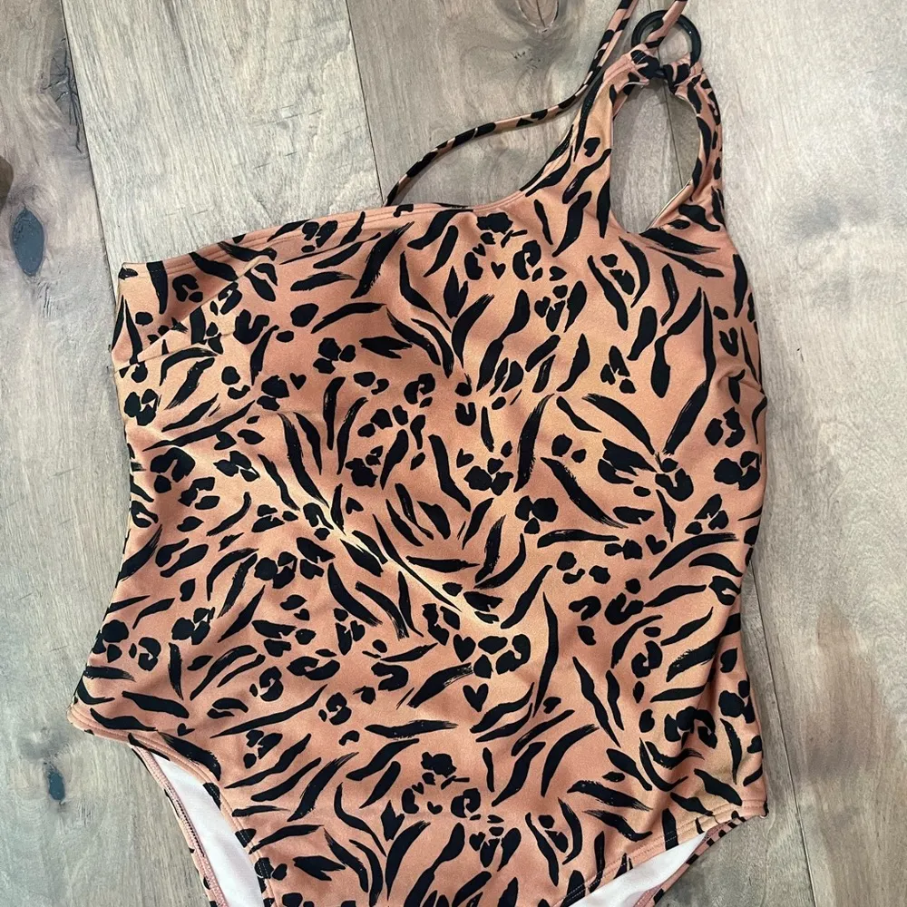 Cupshe leopard print one strap swimsuit one piece size large - Image 5