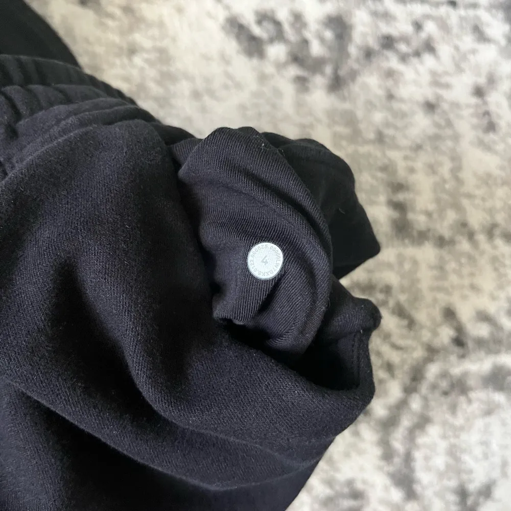 Lululemon Loungeful High-Rise Short 7" - Image 4