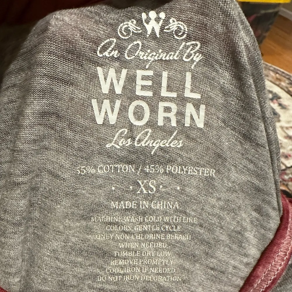 🔵SALE 3/$25 SANTA BURNOUT GRAPHIC GREY TEE SHIRT MAROON LONG SLEEVE TOP - Image 4