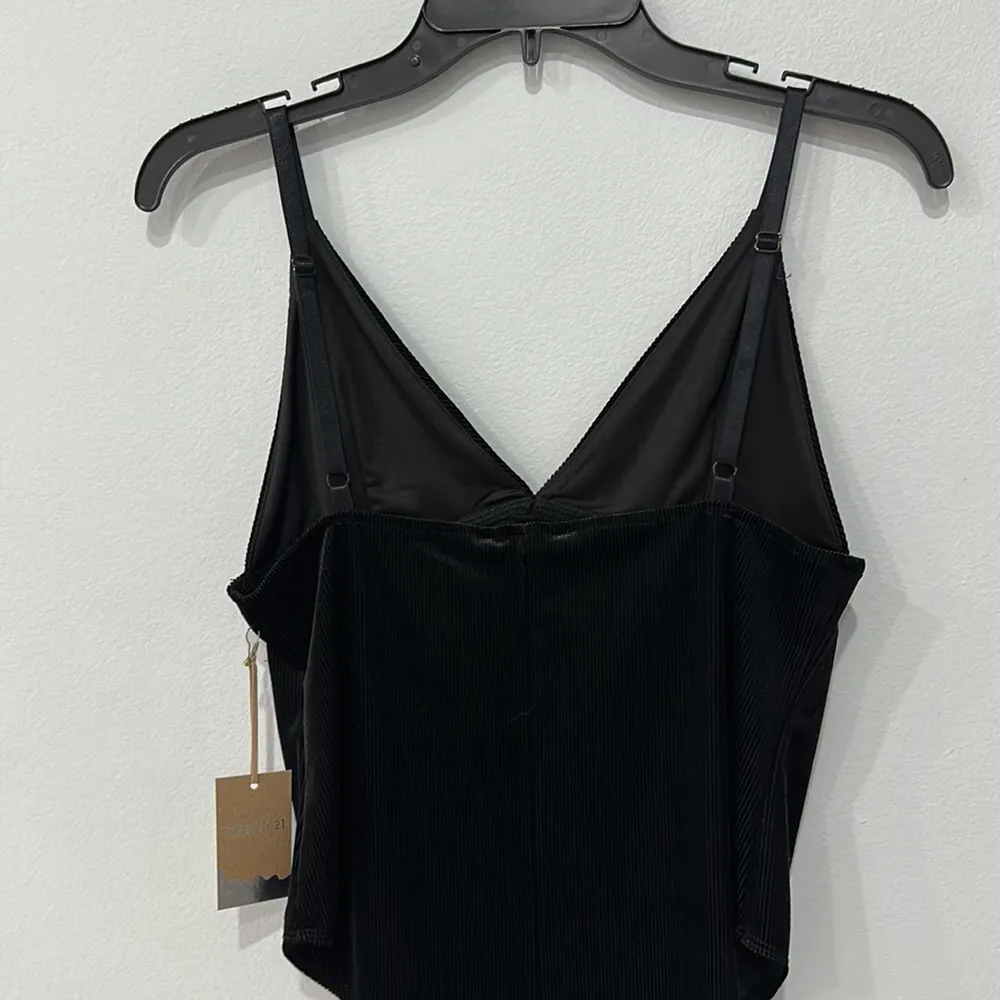 NWT Forever 21 V-Neck Spaghetti Strap Velvet Solid Black Bodysuit Sz Large - Image 10