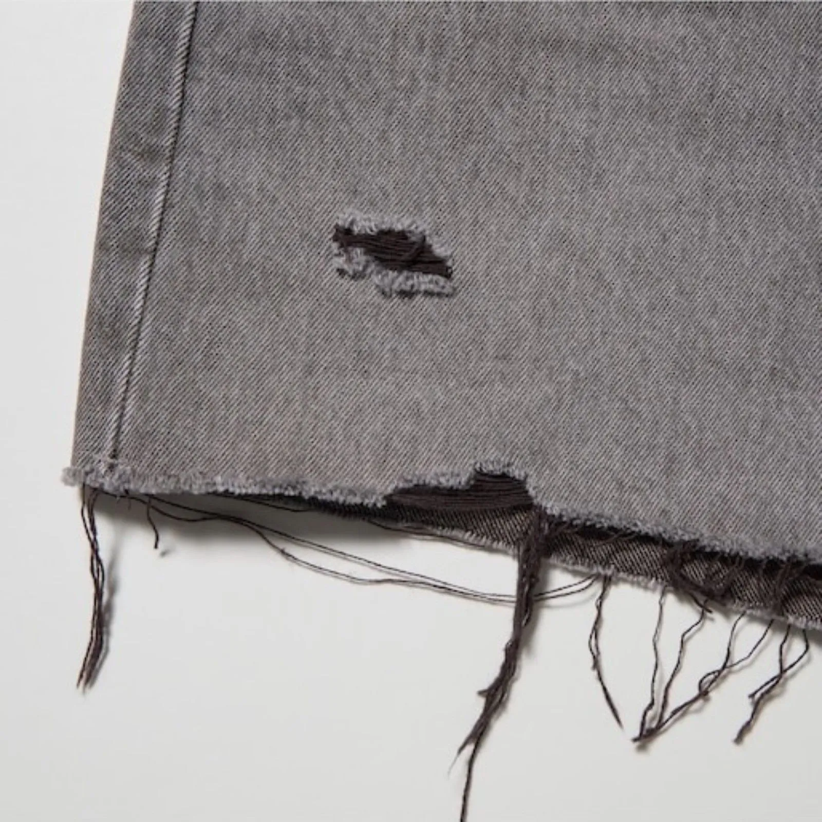 Uniqlo NWT Distressed Boyfriend Denim Shorts in Grey Wash - Image 4