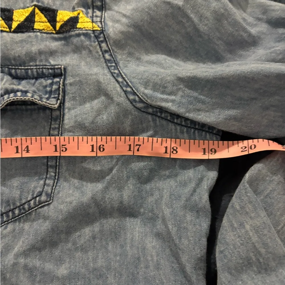 Montano Co. medium denim shirt women blue Aztec embroidered western snap shirt - Image 7