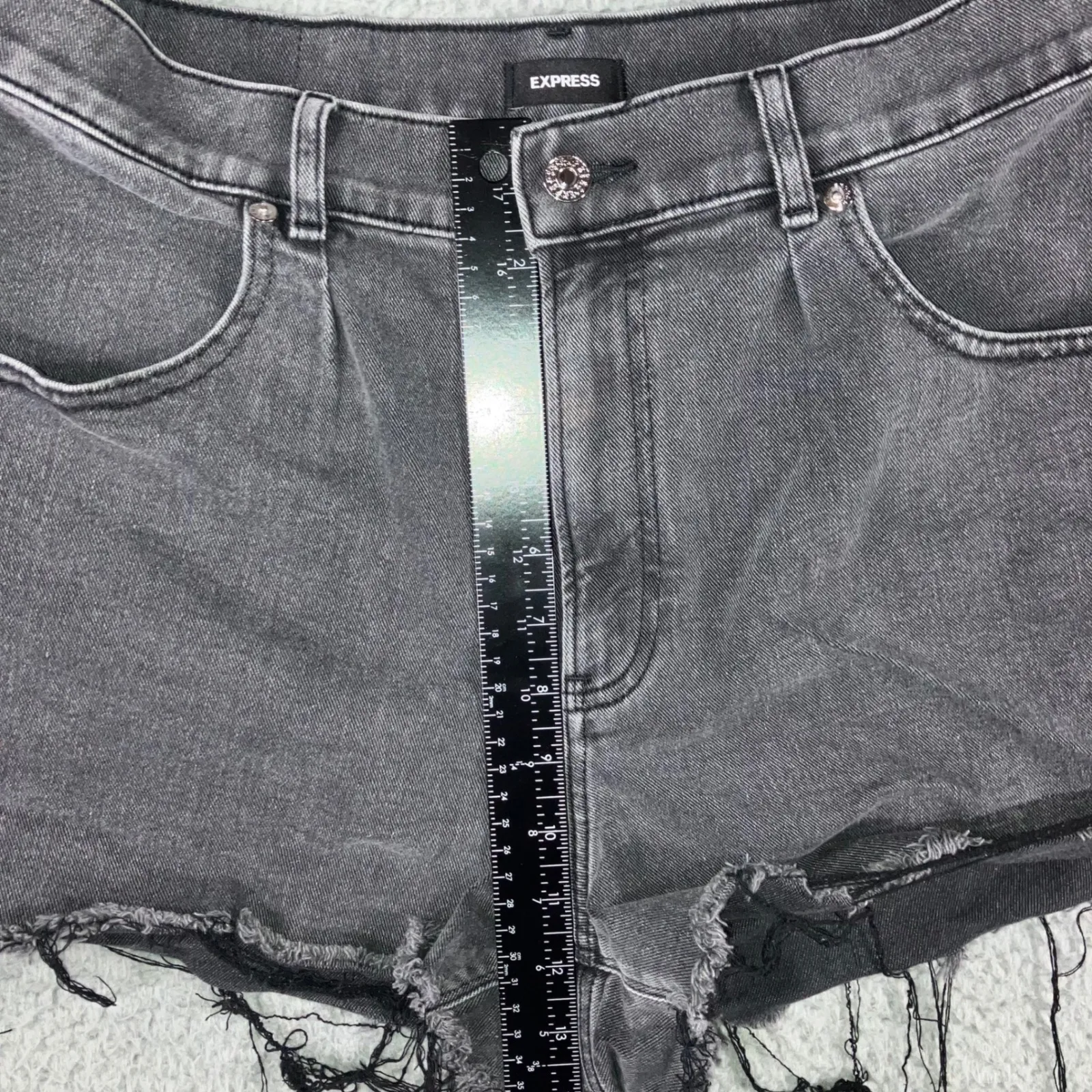 Express Denim Mom Shorts Women 10 High Rise Cut‎ Off Raw Hem - Image 5