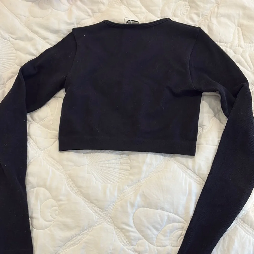 Zara Black Fitted Crop Top with Long Sleeves - Image 4