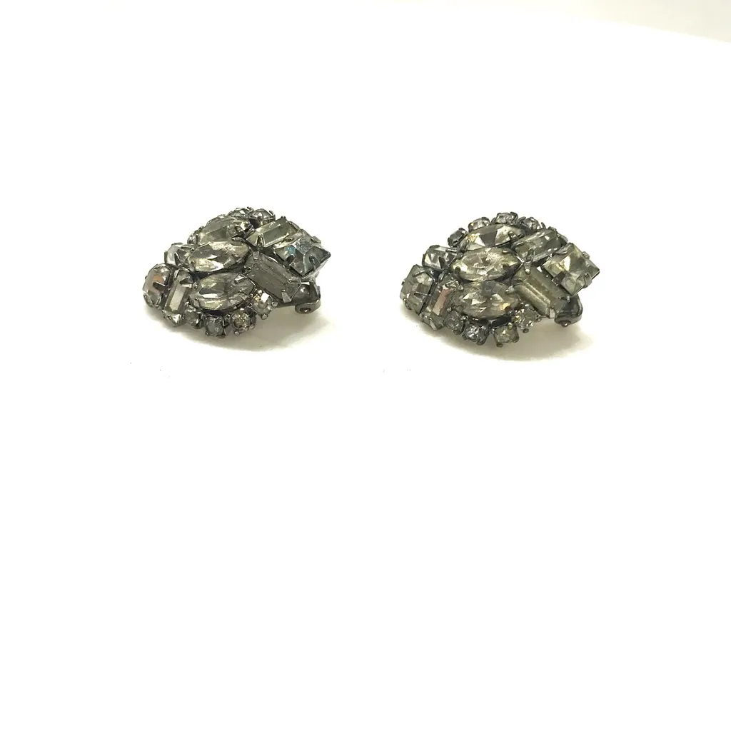 VINTAGE CIRCA 1960'S CLEAR RHINESTONE CLIP ON STYLE FASHION EARRINGS White - Image 8