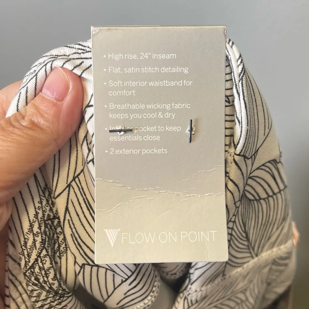 Victoria's Secret NWT Women's Flow on Point Black White Geometric Leggings Sz 14 - Image 5