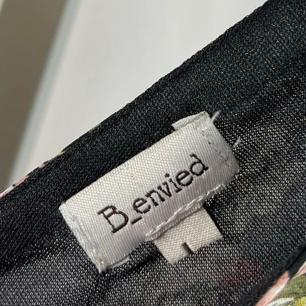 B_envied Large Rose Floral V Neck Sheer Sleeve Mini Skirt Formal Pleat Flowy - Image 7