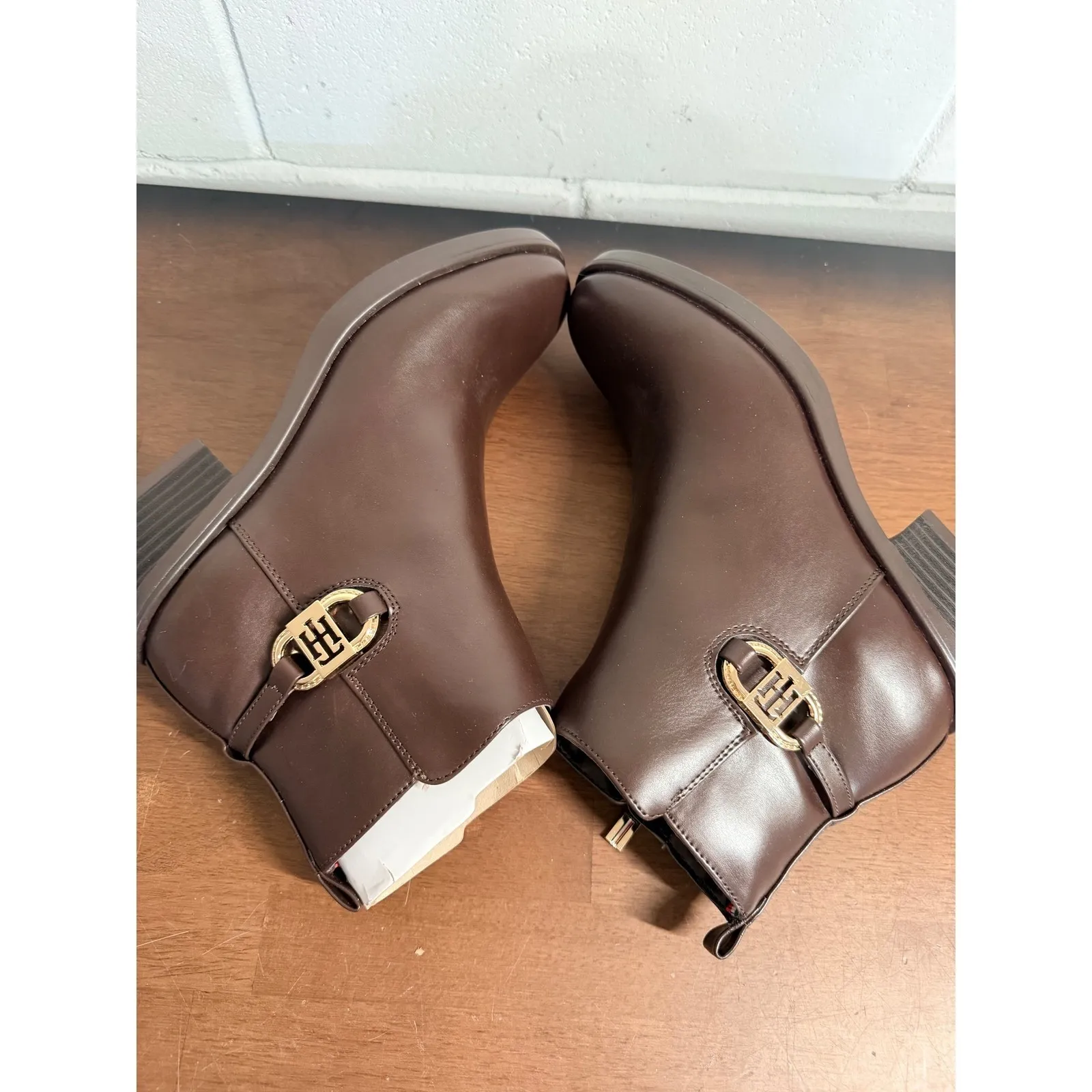 Tommy Hilfiger Women's Brown Leather Ankle Boots Side Zip Gold Buckle Heel 7.5 - Image 5