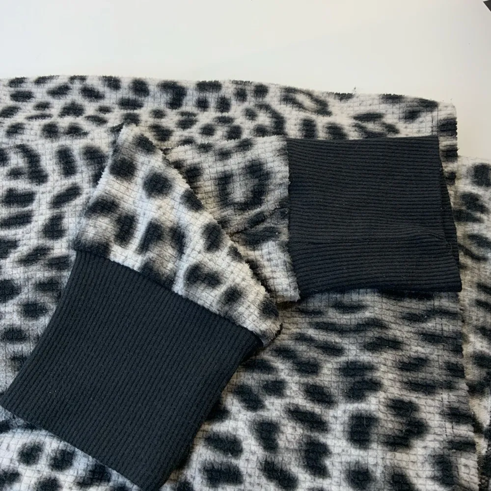 Betsy Johnson Animal Cheetah Print Pullover Thermal Shirt Size Medium - Image 7