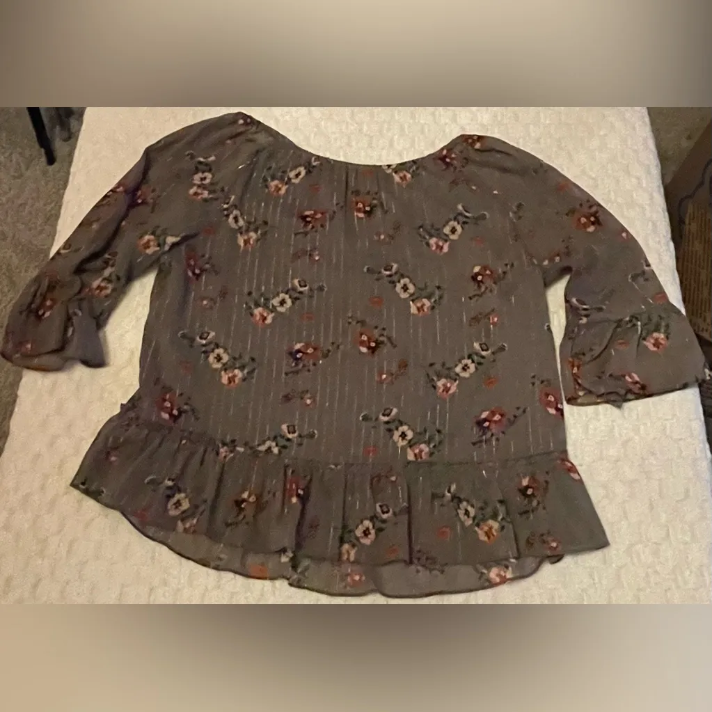 Massini Gray Floral Blouse with Red and Pink Accents - Image 3