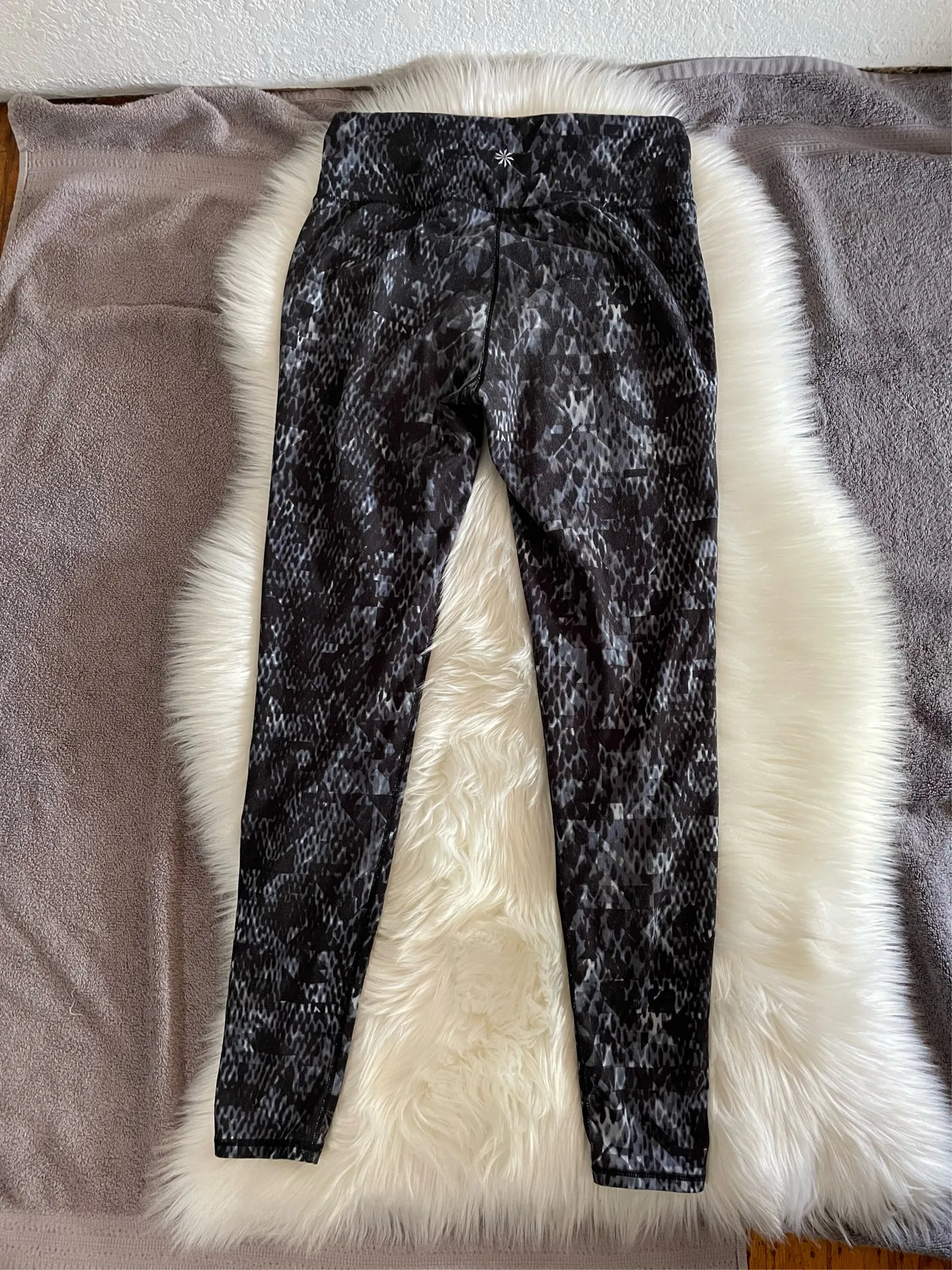 ATHLETA Chaturanga High Rise Black/Gray Cobra Snake Print Leggings  - Image 5