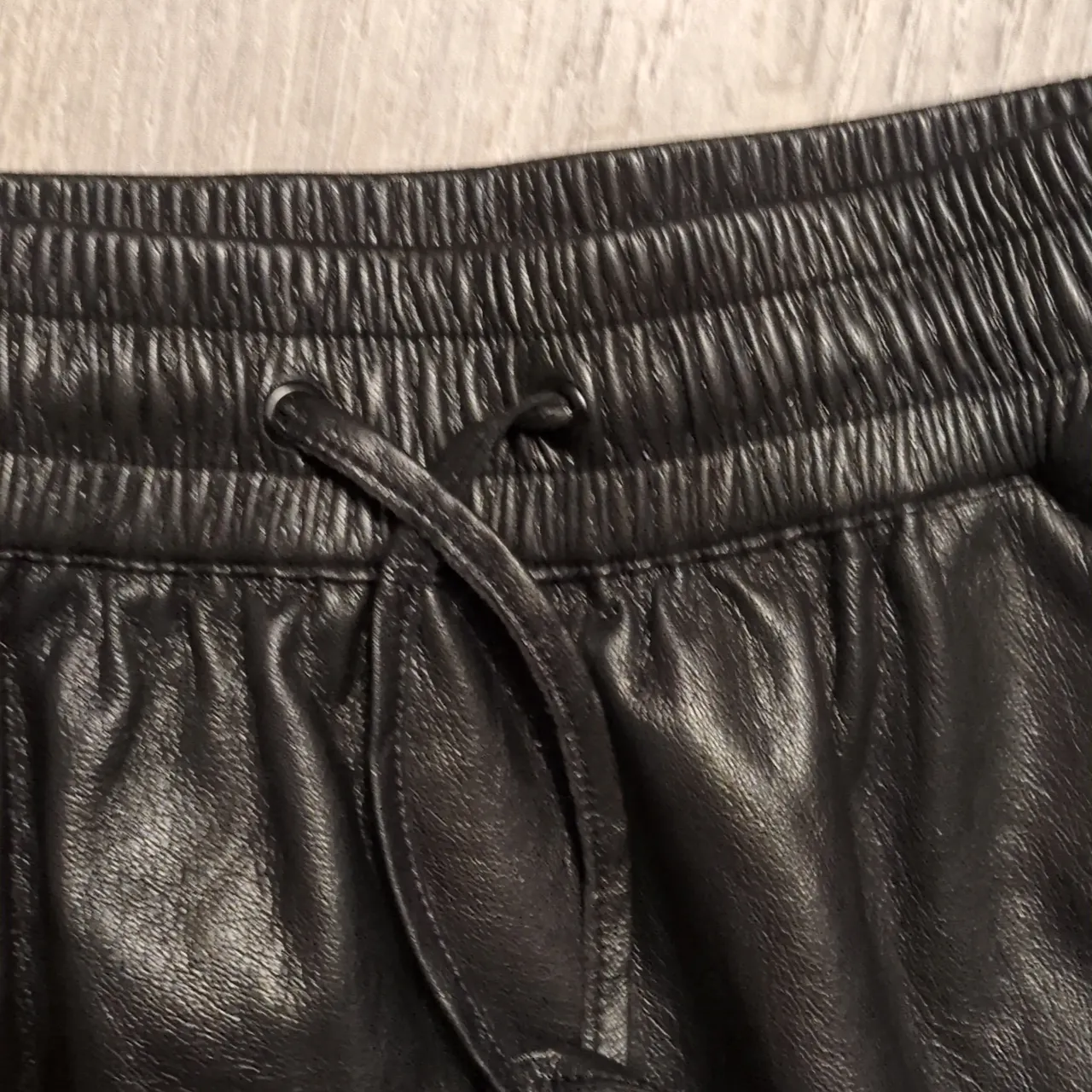 Good American Black Faux Leather Skirt Size 0 - Image 2