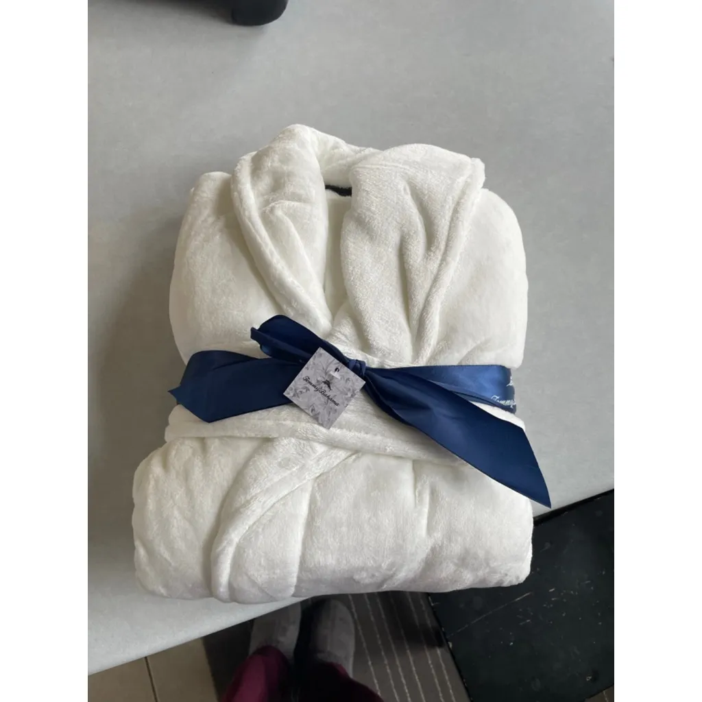 Women's Tommy Bahama White Plush Robe M - Image 2