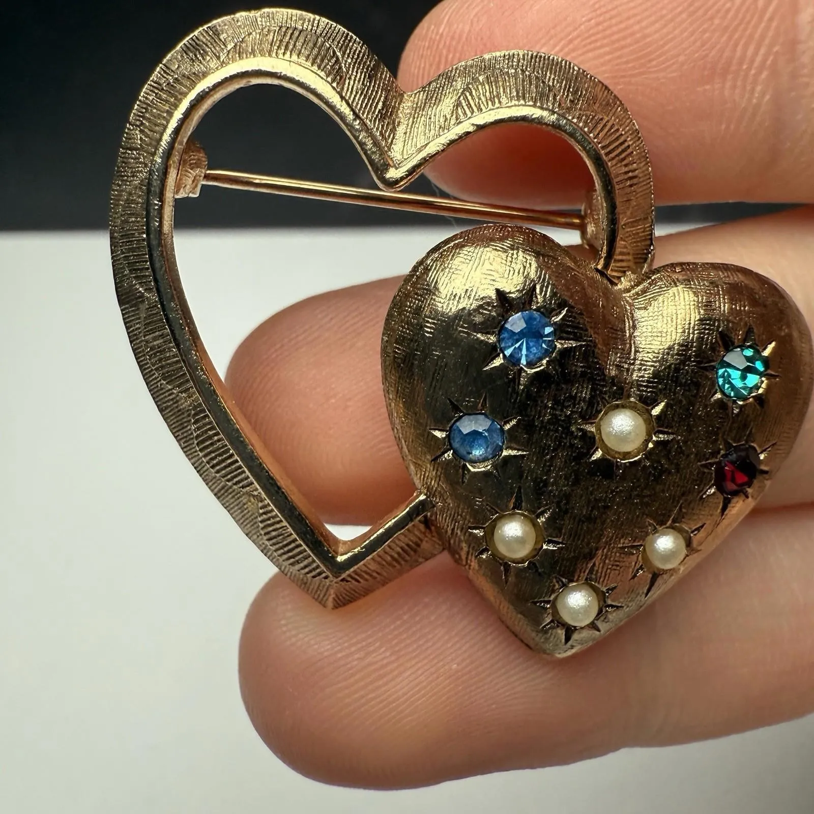 Vintage Emmons Double Heart Rhinestone & Faux Pearl Brooch Pin Gold Tone Signed - Image 3