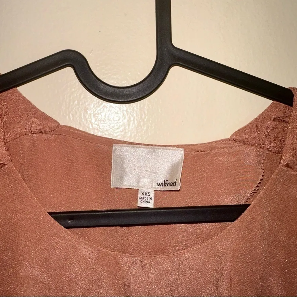 Aritzia Le Fou X Wilfred 100% Silk tiered cream tank, padded shoulder, xxs - Image 4