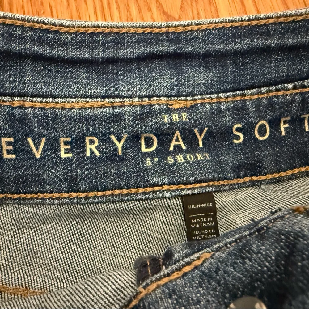 White House Black Market High-Rise Everyday Soft Denim™ Pleated 5-Inch Shorts - Image 5