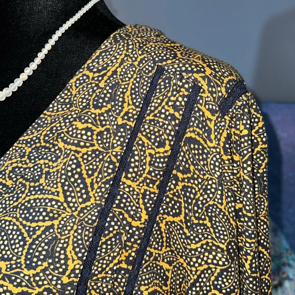 Size L Long Sleeve Blouse w V Neckline - Image 3