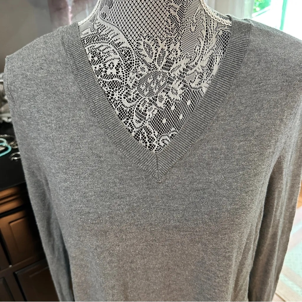 LOFT Outlet Gray Mixed Media V-Neck Sweater Size M – Striped Back Panel - Image 3