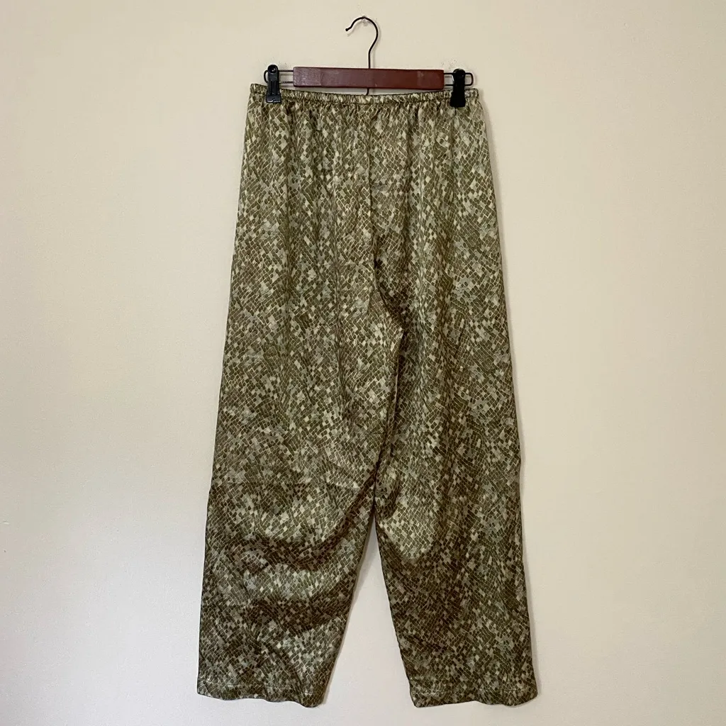 Victoria's Secret Green Snake Patterned Pajama Set Size Small - Image 7
